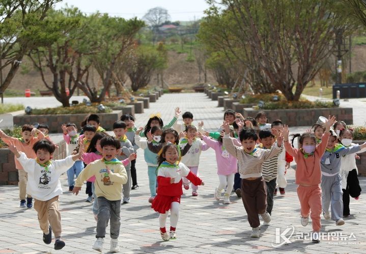 지난 4월 17일 영산강정원 미꾸라지 방류 행사 당시 아이들 모습.