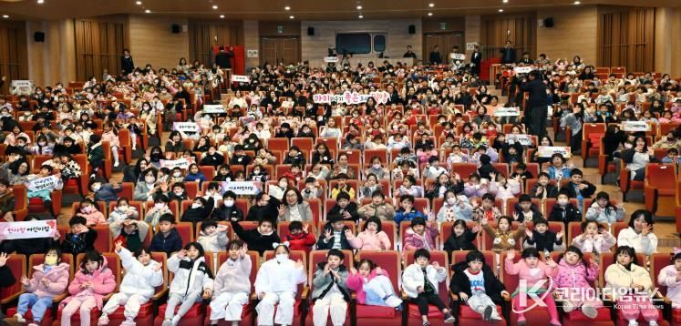 전국밀양향우연합회가 18일 밀양아리랑아트센터에서 쑥쑥 자라나는 밀양 꿈동이들의 행복나들이 행사를 개최했다.