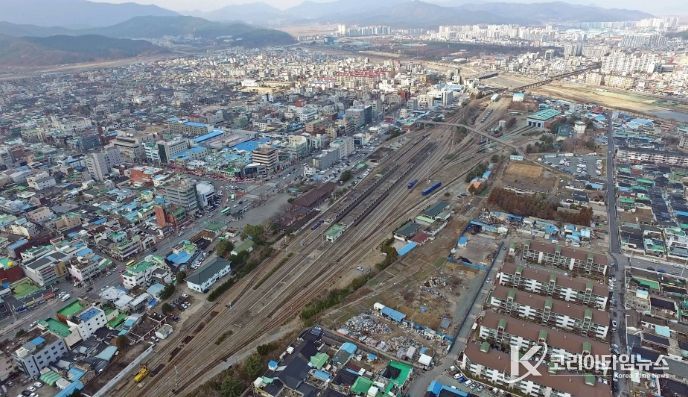 도시재생 후보지로 선정된 옛 경주역 부지 전경. 철도 이전 이후 장기간 활용되지 못했던 폐역 부지가 국가 주도 도시재생 시범지구로 탈바꿈할 수 있을지 주목된다.