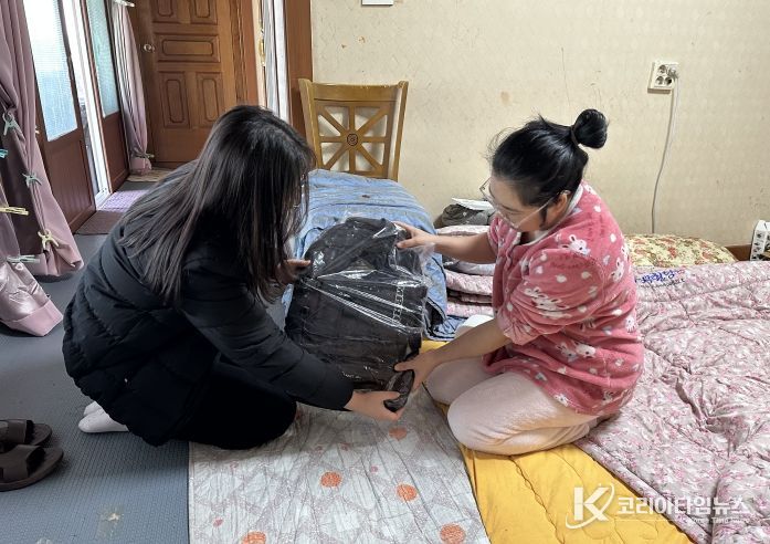 초등 준비물 꾸러미와 중학생 책가방을 전달한 무안군 드림스타트