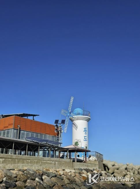 풍도관광안내센터와 풍도등대 전경