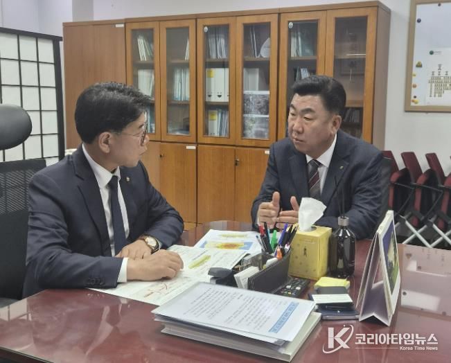 이범석 청주시장이 지난 11월 4일 국회를 방문해 이재관 국회의원(더불어민주당)에게 국비 반영을 건의하고 있다