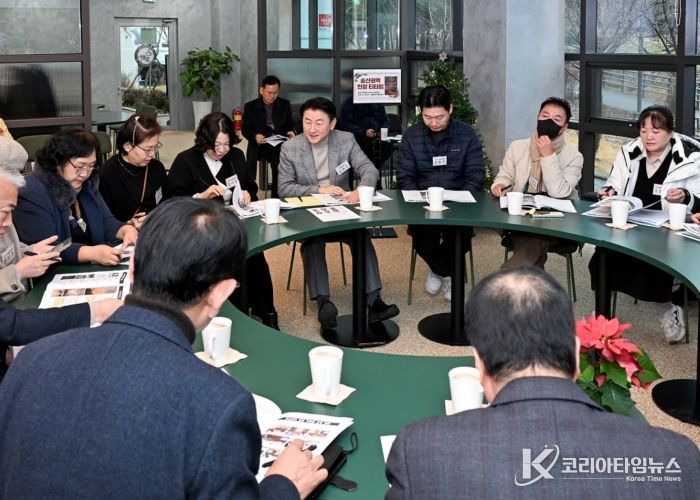 김동근 시장이 12월 24일 두물머리 카페 아르츠에서 ‘송산권역 현장 티타임’을 진행하고 있다.