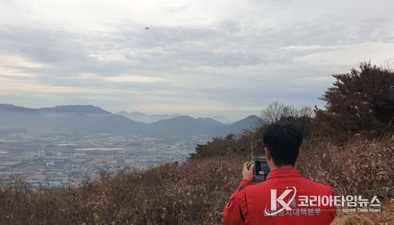 시 산불방지대책본부 직원이 열화상 드론을 활용해 산림 연접지 소각행위를 예찰 중이다.
