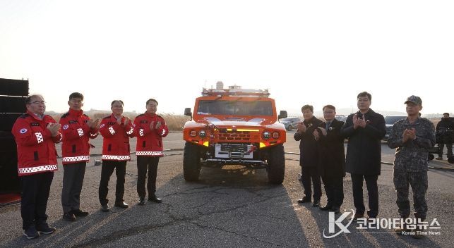 김인호 산림청장(왼쪽에서 네번째)이 다목적산불진화차량 출고 기념식에서 기념사진을 촬영하고 있다
<p>