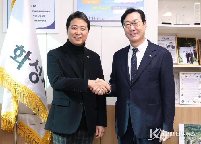 정명근 화성특례시장이 최고조 주한 가나 공화국 대사와 기념촬영을 하고 있다