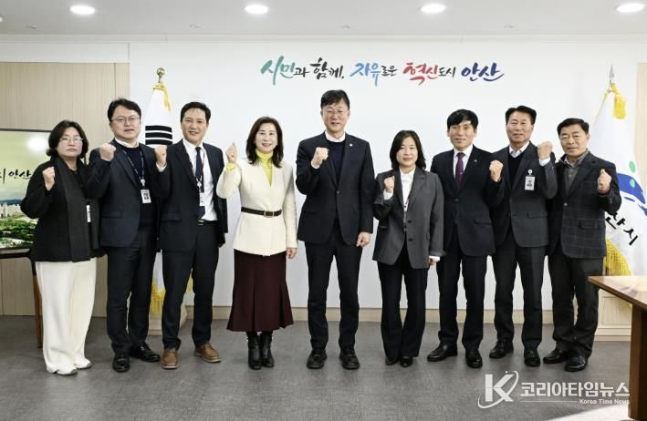 이민근 안산시장(가운데)이 2025년 12월 31일 김수진 안산교육지원청 교육장(왼쪽 네번째) 등 관계자들과 간담회를 마치고 함께 사진촬영을 하고 있다.