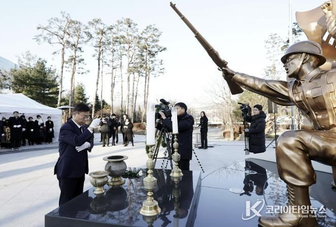 성남시는 1월 2일 오전 중원구 여수동 시청 공원 현충탑에서 새해 각오를 다짐하는 참배 행사를 했다
