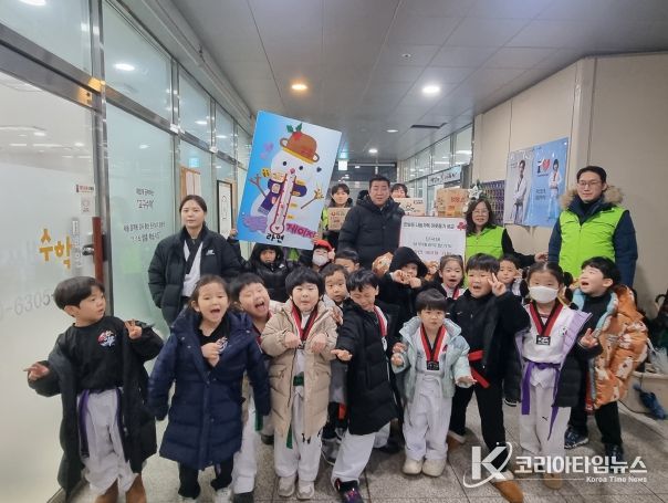 상무태권도 원생들, 직접 모은 용돈으로 라면 기탁