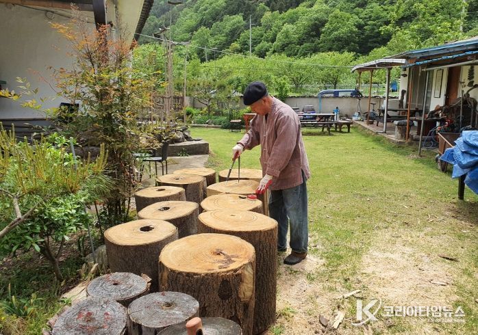 전라남도 무형유산에 지정된 오경식 악기장.