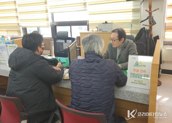 건축 민원 상담실에서 상담하는 모습