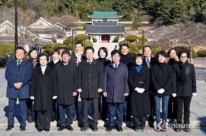 해운대구의회 의원들이 8일 충렬사 참배 후 기념촬영을 하고 있다.