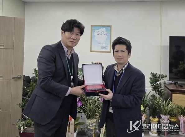 도시개발국장과 담당팀장이 표창을 전수받고 기념하여 찍은 사진