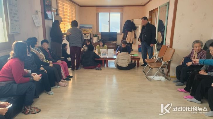 운곡면에서 지난 6일, 영양2리 마을회관을 찾아 농어촌기본소득사업 신청을 받고 있다.