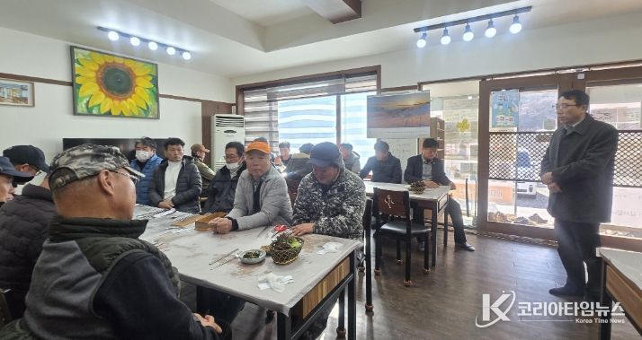 조정제 밀양시 산내면장이 산내면 특우회 연시 총회에서 새해 인사를 전하고 있다.