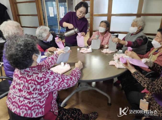 생활지원사가 온수 물주머니 사용법을 교육하고 있다