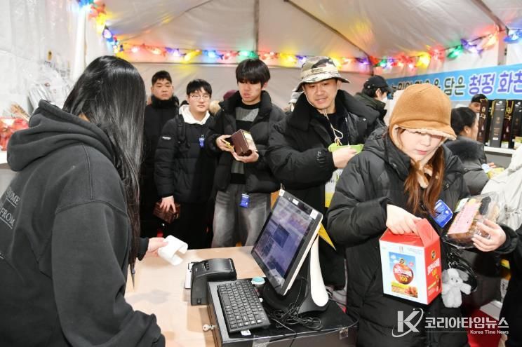 지난 17일, 주말을 맞아 화천산천어축제장을 찾은 관광객들로 인해 축제장 내 농특산물 판매장이 붐비고 있다