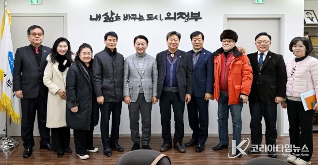 1월 20일 시장실에서 열린 문화상 수상자포럼 제8대 임원진 간담회에서 참석자들이 기념사진을 찍고 있다.