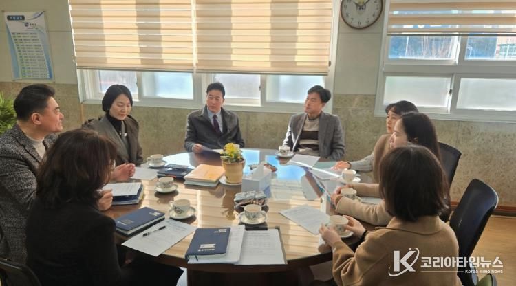 강남교육지원청 임채덕 교육장이 22일 옥동초를 방문해 늘봄학교 현장 점검을 하고있다.