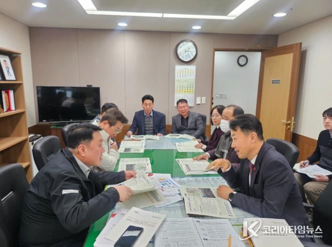 22일 충남도청을 방문한 이종택 천안시 전략산업국장이 안호 충남도 산업경제실장, 성만제 충남도 보건복지국장과 함께 천안시 주요 현안 해결을 위한 협업 방안을 논의하고 있다.