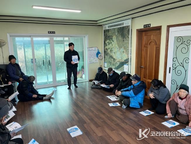 마을단위 LPG 소형저장탱크 보급사업 설명을 듣고 있는 청남면 중산리 마을 주민들의 모습