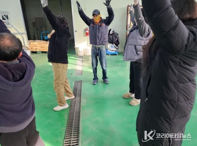 금산군농업기술센터 직원들이 사업장 안전사고 예방체조를 하고 있다.