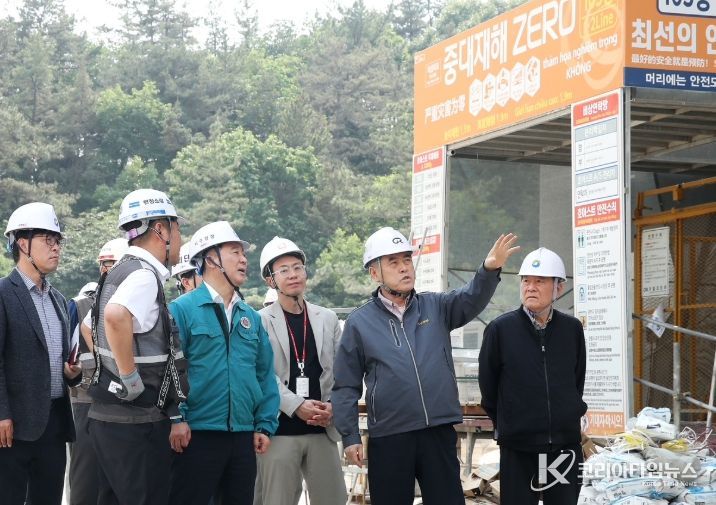 작년 5월 서구 관계자들이 월평한화포레나 건설 현장을 점검하고 있다