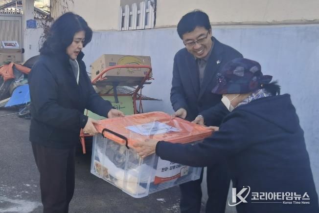 27일 노인여성아동과에서 폐지 수집 어르신을 방문해 방한키트를 전달하고 있다.