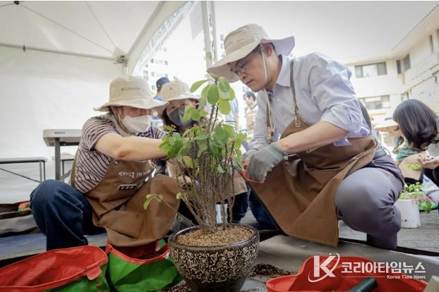 찾아가는 반려식물 관리서비스 현장에서 분갈이 중인 이기재 양천구청장