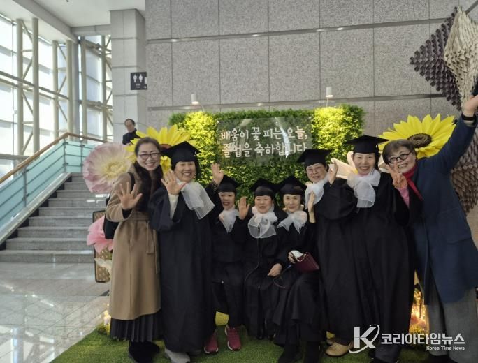 용인특례시가 초등학교와 중학교 학력 인정 합동 졸업식을 열었다.