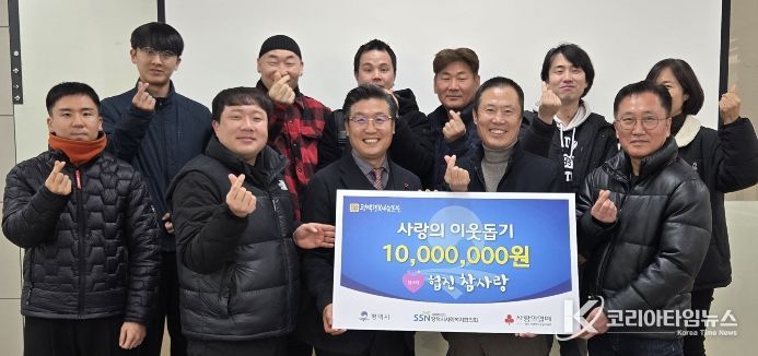 앞줄 오른쪽부터 협진참사랑 김세환 회장, 정구철 명예회장, 평택행복나눔본부 황성식 나눔국장, 협진참사랑 장건희 총무 외 회원들