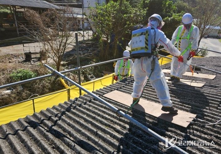 슬레이트 지붕을 철거하는 모습