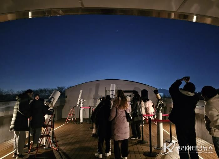 시민들이 부천천문과학관에서 천체관측을 하고 있다.