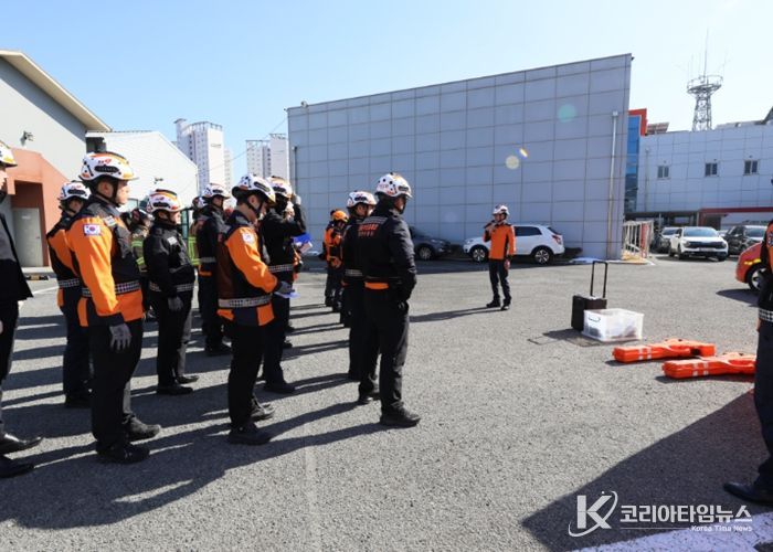강진소방서 대응구조과장(소방령 김도출)이 훈련에 참석한 통제단 운영요원들을 향해 기본적인 사용법, 임무수행절차등을 설명하고 있다.