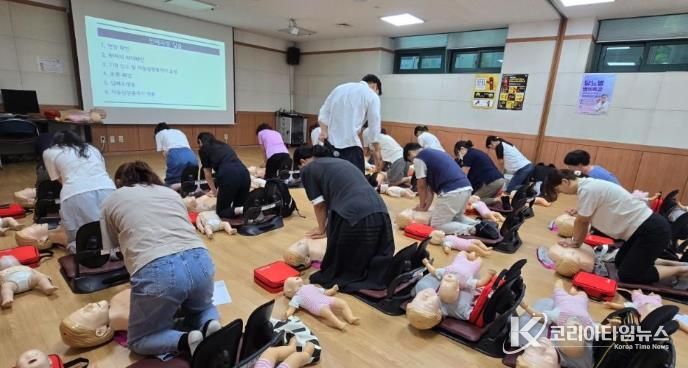 구청에서 이루어지는 심폐소생술 교육 현장