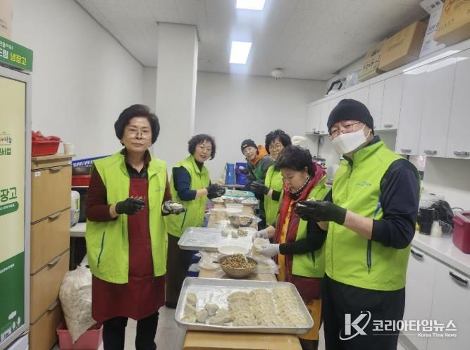 인창동 행정복지센터에서 인창동 지역사회보장협의체 위원들이 독거노인을 위한 떡만둣국 전달식을 진행하고 있다.