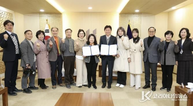 협약식 관계자들이 협약 체결 단체 기념사진을 찍고 있다.