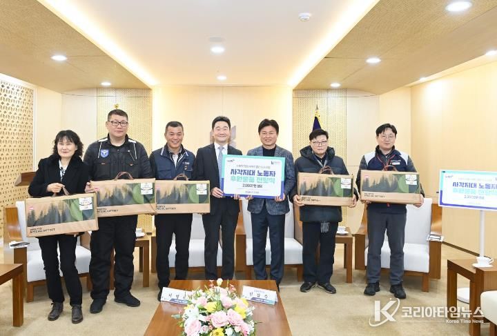 전달식 참석자들이 기념사진을 찍고 있다.