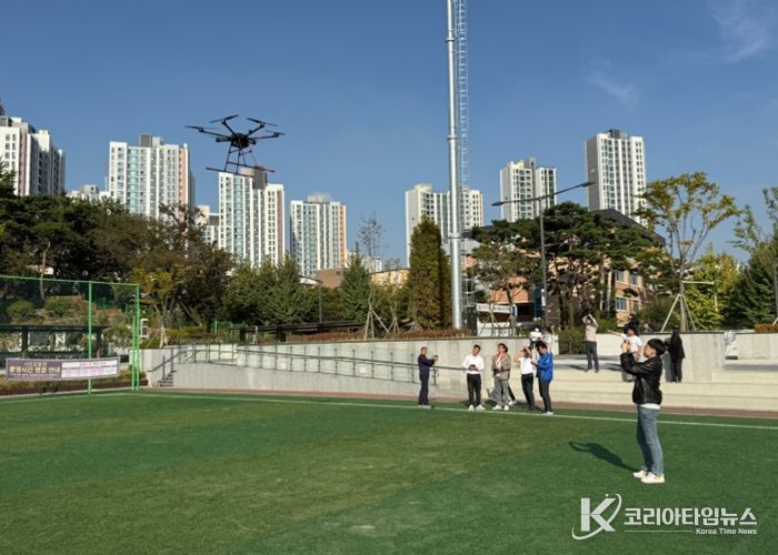 드론체험 교육이 진행되고 있다.