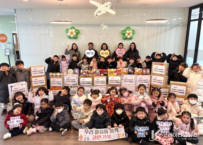 광명시 광명7동 시립무지개어린이집은 지난 3일 설 명절을 맞아 원생들이 정성껏 모은 라면 1천 개를 광명7동 지역사회보장협의체에 기탁했다.