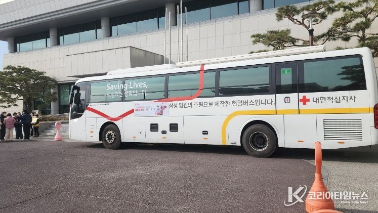 4일 밀양시청 광장에 마련된 대한적십자사 경남혈액원 헌혈 버스에서 사랑의 헌혈 행사가 진행되고 있다.
