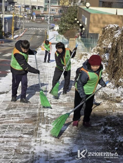 동두천시 불현동 지역자율방재단, 강설 직후 선제적 제설로 주민 보행 안전 지켜