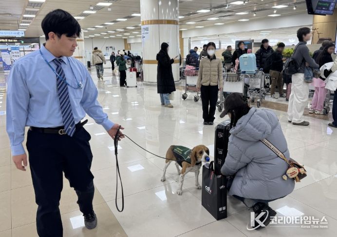 탐지견의 수하물 검색