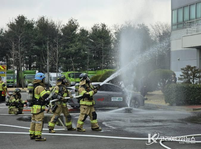 부천소방서 소방대원들이 부천시자원순환센터에서 방수 작업을 실시하고 있다.