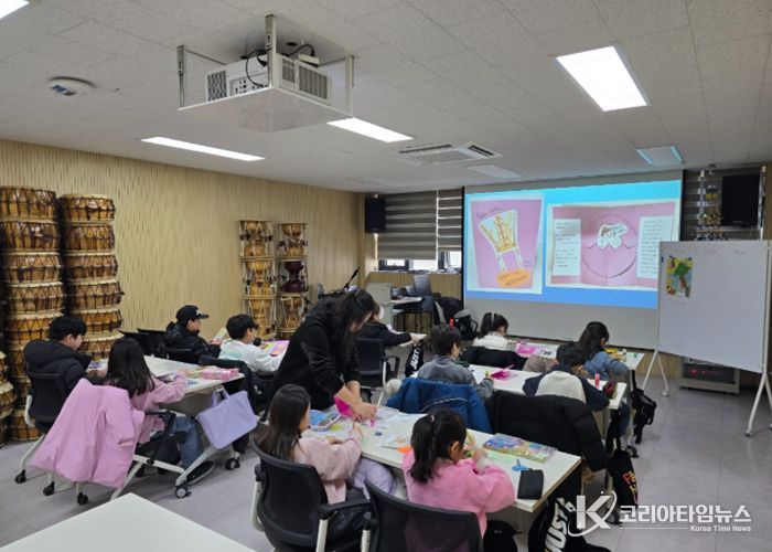 광명시 하안2동 주민자치회는 6일 자체 사업으로 추진하는 초등학생 대상 인문학 프로그램 ‘보고 배우는 한국사: 삼국시대 이야기’의 첫 수업을 성공적으로 마무리했다.