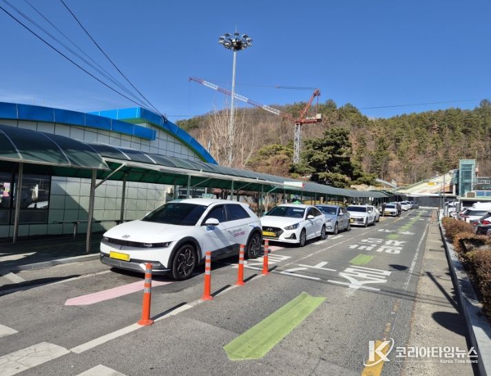 밀양역 앞에서 택시가 손님을 기다리고 있는 모습