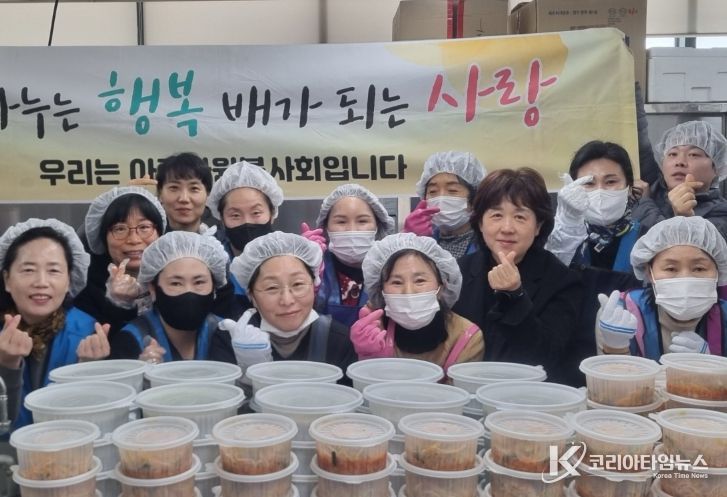 밀양시 아랑자원봉사회가 사랑의 밑반찬 나눔 행사 기념 촬영을 하고 있다.