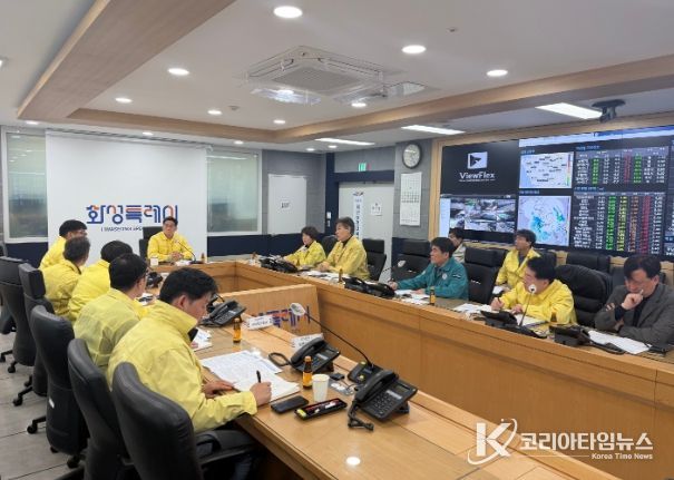 윤성진 화성특례시 제1부시장이 가축질병 재난안전대책본부 긴급회의를 하고 있다