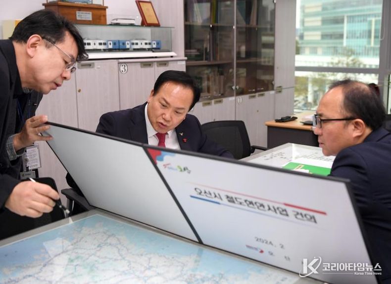 지난 2024년 2월 26일 이권재 오산시장과 국토부 철도국 관계자 등이 오산시 철도교통 현안에 대해 이야기 나누고 있다.