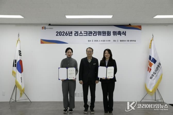 (왼쪽부터)김호경 위원, 조동칠 사장, 이지희 위원